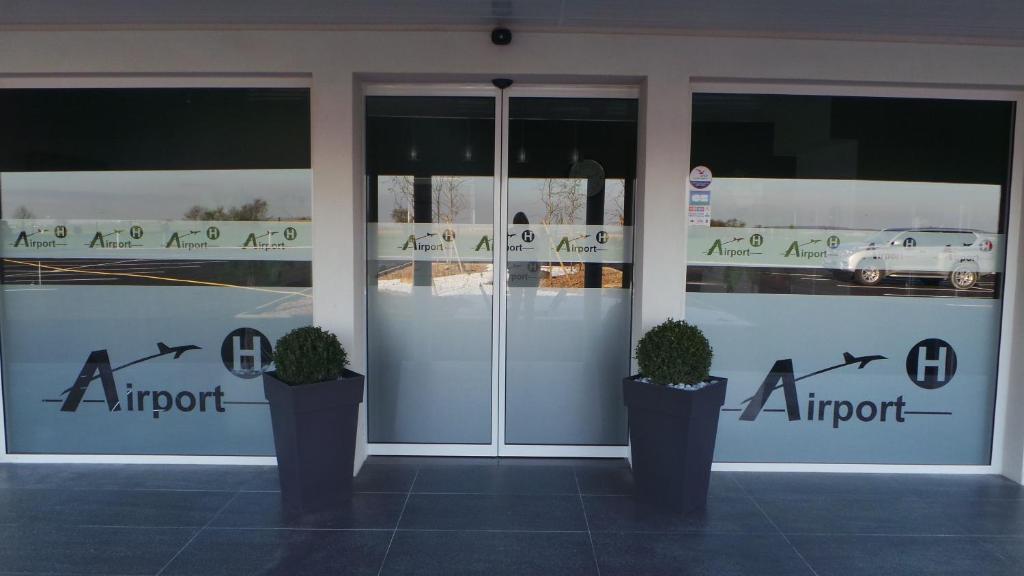 Airport-Hotel Mauregard Екстериор снимка